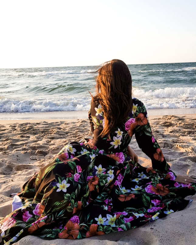 13462-8-245-3 Langes Kleid mit Rüschen und Dekolleté - rote Blumen-8