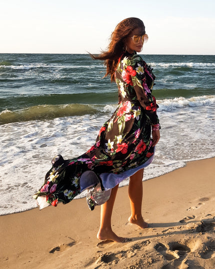 13462-9-245-3 Langes Kleid mit Rüschen und Dekolleté - rote Blumen-9