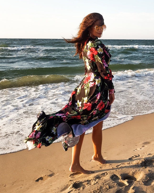 13462-9-245-3 Langes Kleid mit Rüschen und Dekolleté - rote Blumen-9