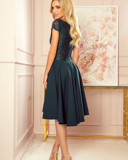 17468-4-300-5 PATRICIA - Kleid mit längerem Rücken mit Spitzenausschnitt - grüne Farbe-4