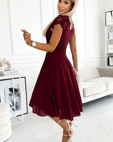 17867-3-381-5 LINDA - Chiffonkleid mit Spitzenausschnitt - weinrote Farbe-3
