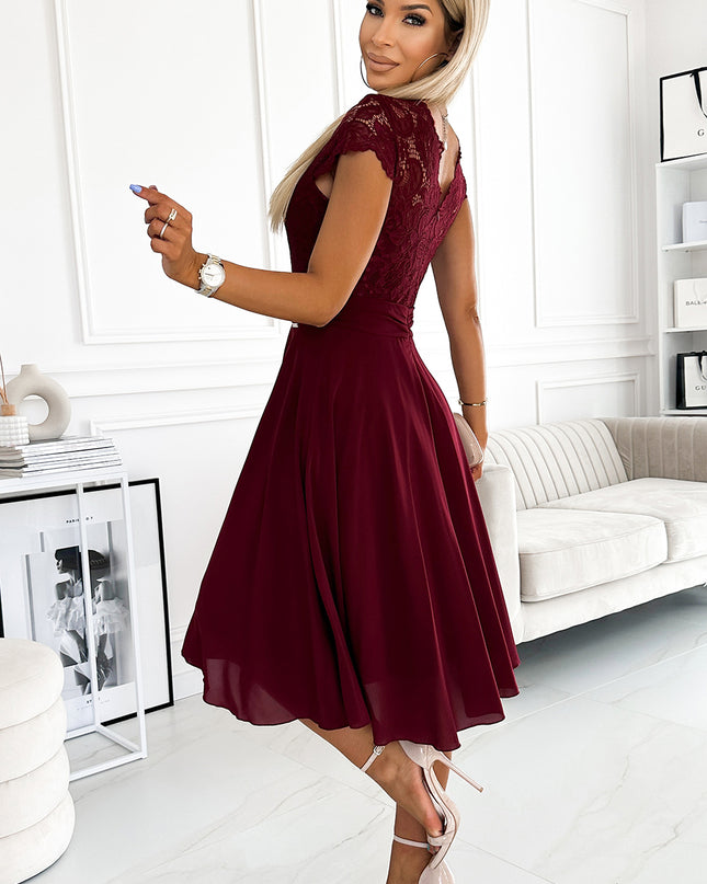 17867-3-381-5 LINDA - Chiffonkleid mit Spitzenausschnitt - weinrote Farbe-3