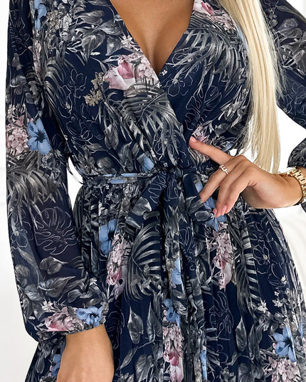 18606-6-511-3 Langes Kleid aus plissiertem Chiffon mit Ausschnitt, langen Ärmeln und Gürtel - dunkelblaues Muster-6