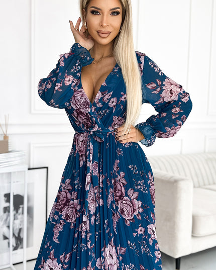 18803-2-519-3 Langes Kleid aus plissiertem Chiffon mit Ausschnitt, langen Ärmeln und Gürtel - Blau mit Blumen-2