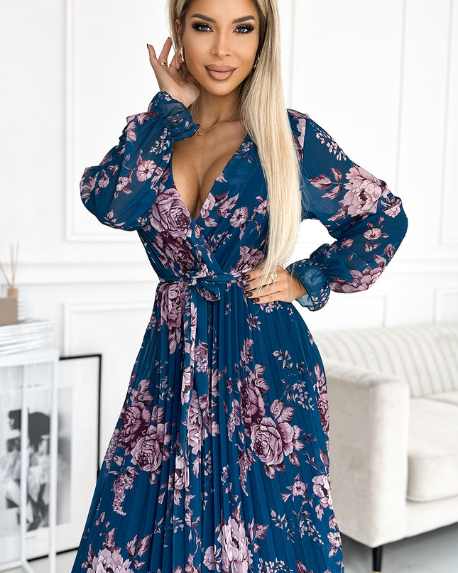 18803-2-519-3 Langes Kleid aus plissiertem Chiffon mit Ausschnitt, langen Ärmeln und Gürtel - Blau mit Blumen-2